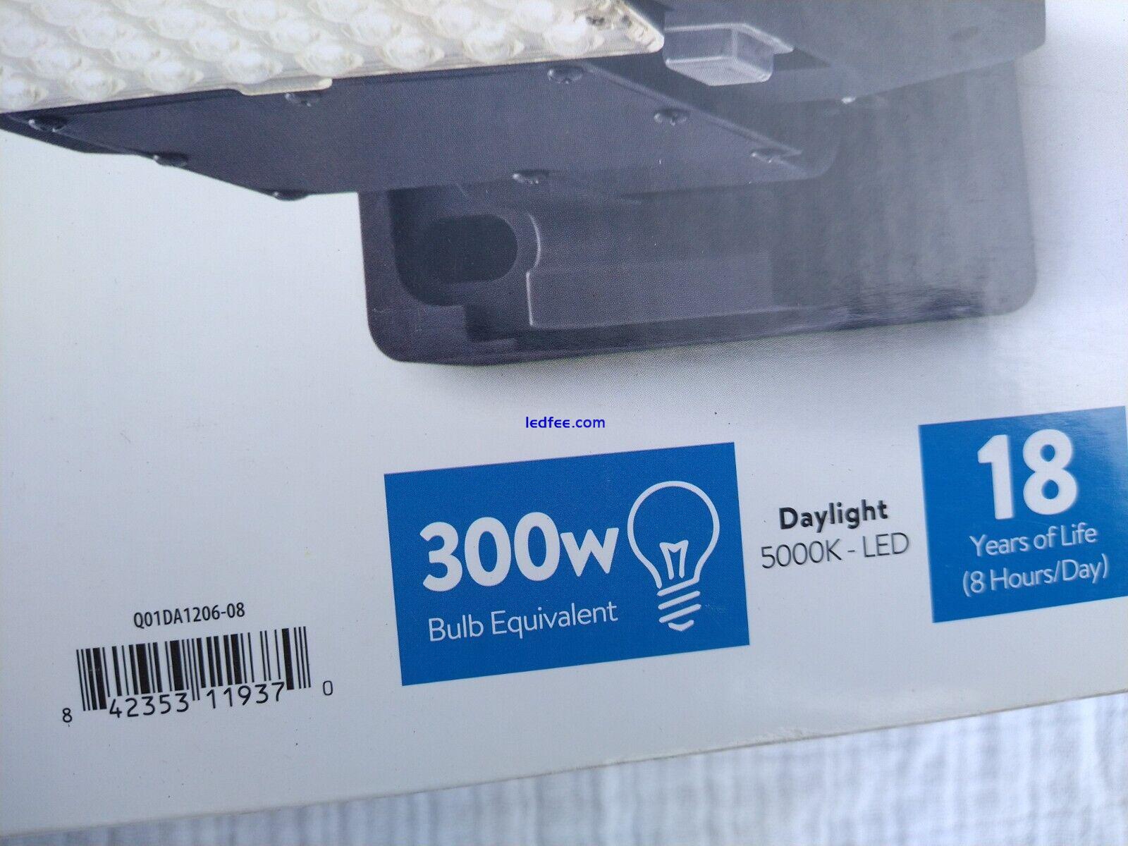 Hyper Tough Solar LED Street Light Motion Sensor 5000 Lumens 300W eq. NEW in Box 4 