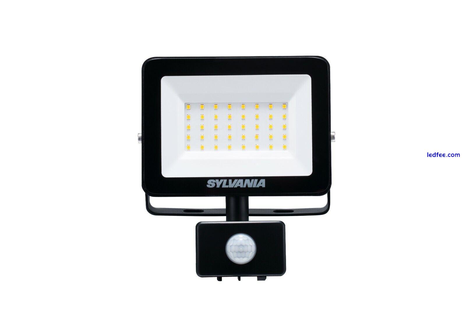 Sylvania 31w 4000K LED Slim PIR Flood security Light IP54 Black 0047967 0 